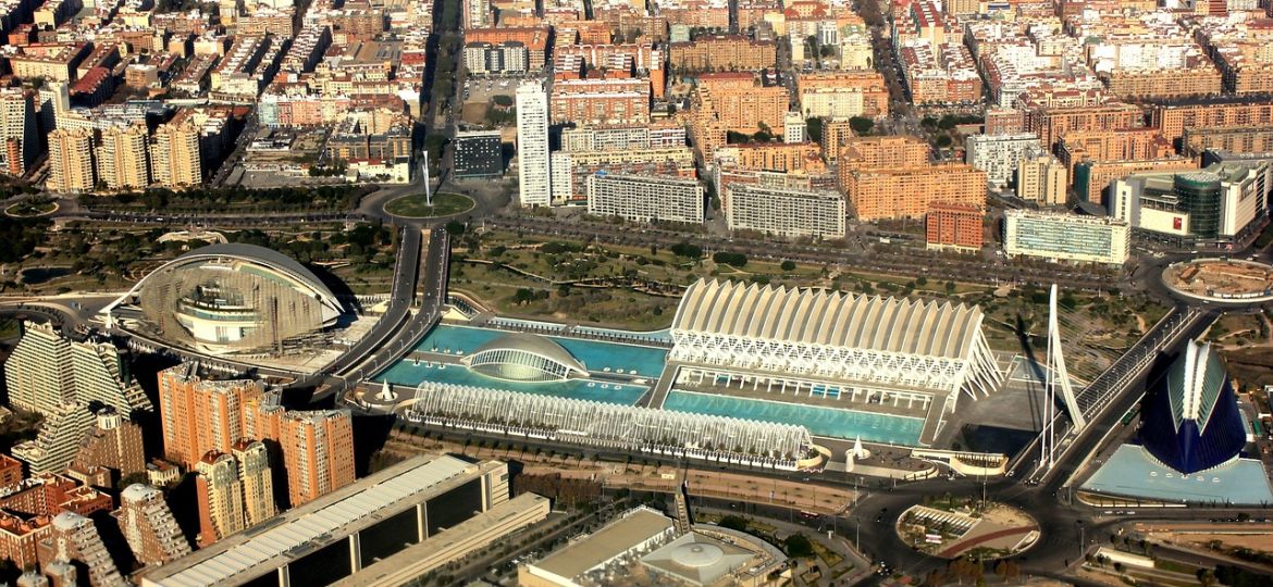 ApturCV se Reúne con la Generalitat Valenciana para Mejorar la Aplicación de la Nueva Ley de Viviendas Turísticas