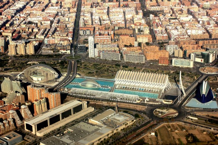 ApturCV se Reúne con la Generalitat Valenciana para Mejorar la Aplicación de la Nueva Ley de Viviendas Turísticas